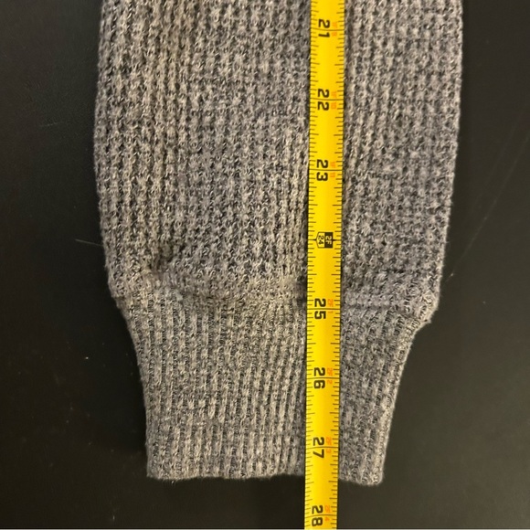 Old Navy Grey Waffle Knit Long Sleeved Thermal Size L Fall Layering Cozy Warm - Picture 9 of 11